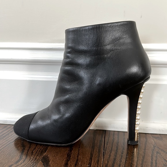 CHANEL 2017 Faux Pearl Accents Boots Size: 11 | IT 41 - Picture 5 of 16